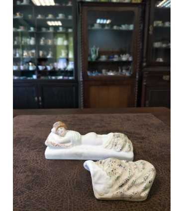 Статуэтка "Девушка под одеялом"