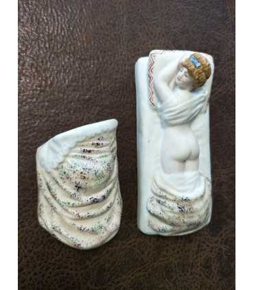 Статуэтка "Девушка под одеялом"