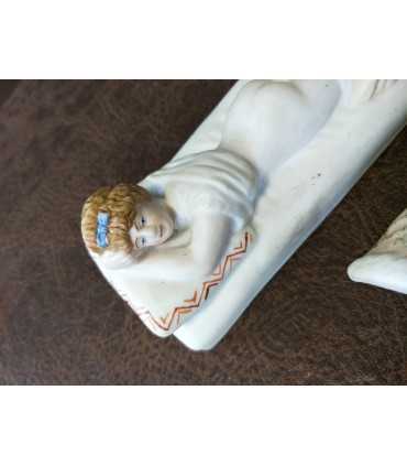 Статуэтка "Девушка под одеялом"