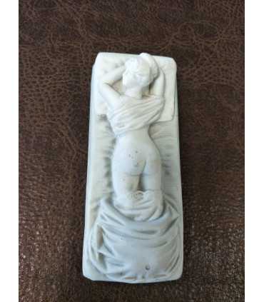 Статуэтка "Девушка под одеялом"