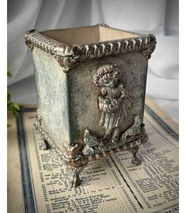 Карандашница Девочка с курочками