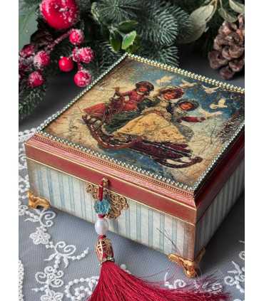 Новогодние сувениры: Шкатулка Сани