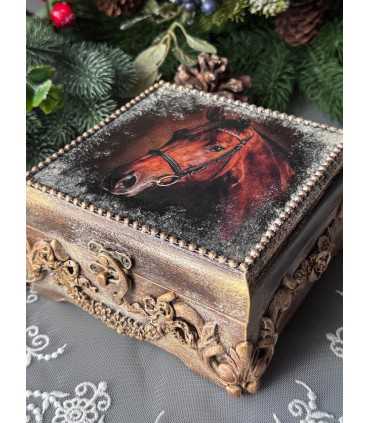 Год Лошади: Шкатулка Гнедой