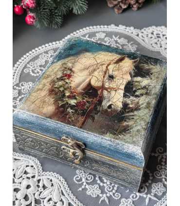 Год Лошади: Шкатулка Конь белогривый