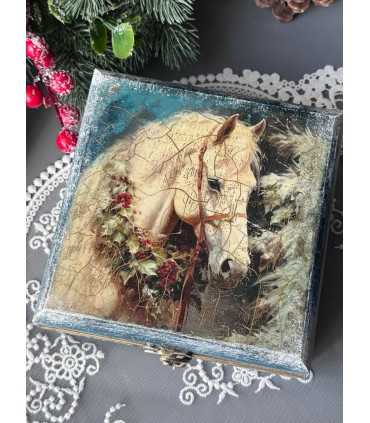 Год Лошади: Шкатулка Конь белогривый