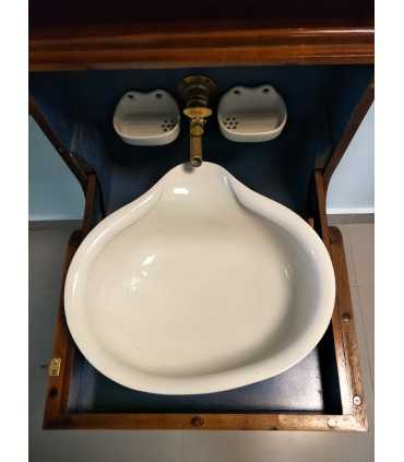 Старинный походный армейский туалетный шкаф