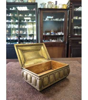 Металлическая коробка из-под папирос