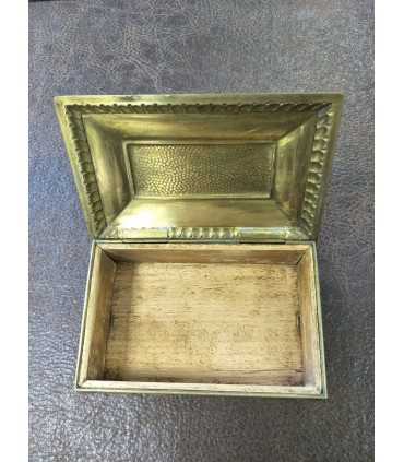 Металлическая коробка из-под папирос