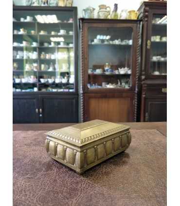 Металлическая коробка из-под папирос