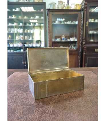 Металлическая коробка из-под папирос "Заря"