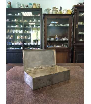 Металлическая коробка из-под папирос