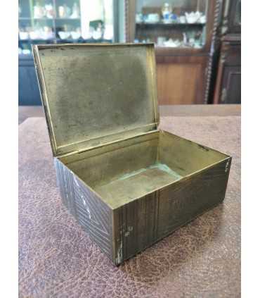 Металлическая коробка из-под табака