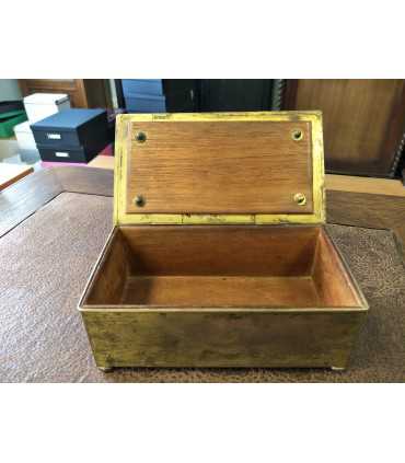 Металлическая коробка из-под папирос