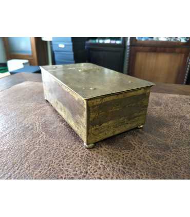 Металлическая коробка из-под папирос