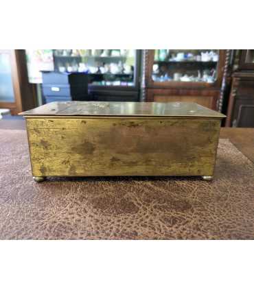 Металлическая коробка из-под папирос