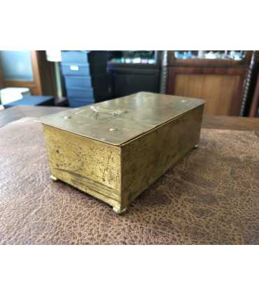 Металлическая коробка из-под папирос