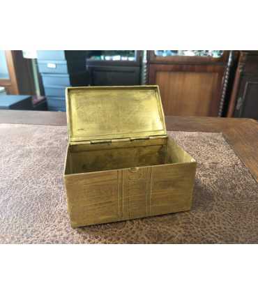 Металлическая коробка из-под папирос