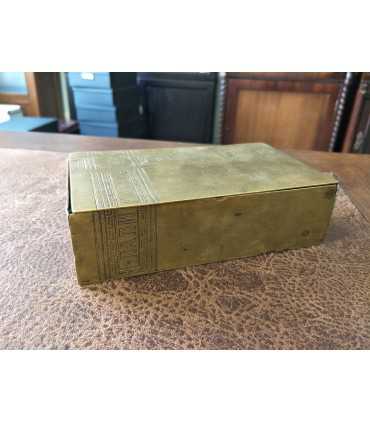 Металлическая коробка из-под папирос