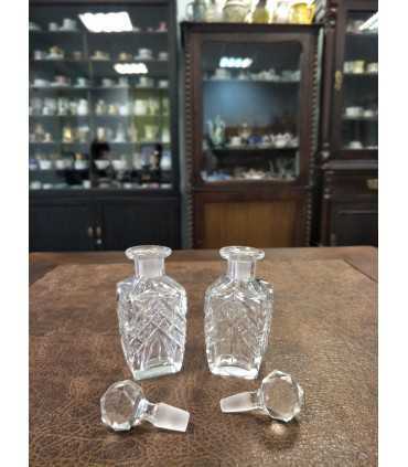 Два парфюмерных флакона