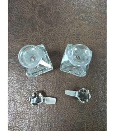 Два парфюмерных флакона