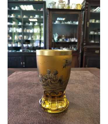 Кубок желтого стекла