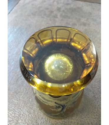 Кубок желтого стекла