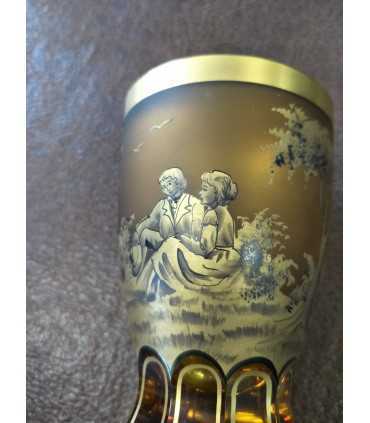 Кубок желтого стекла