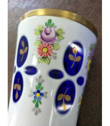 Ваза молочного и синего стекла