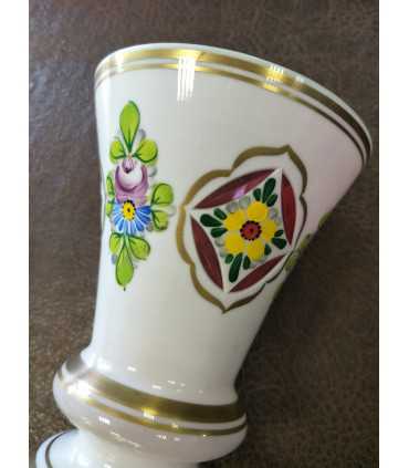 Ваза двойного белого и красного стекла