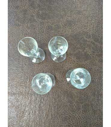 Четыре рюмки прозрачного стекла