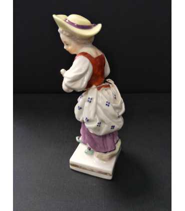 Статуэтка "Девушка с голубем"