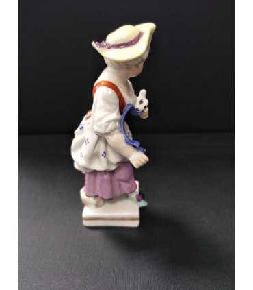 Статуэтка "Девушка с голубем"