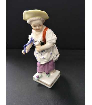 Статуэтка "Девушка с голубем"