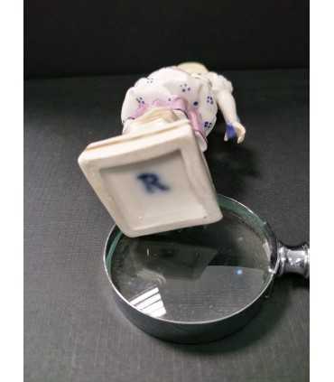 Статуэтка "Девушка с голубем"