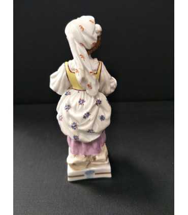 Статуэтка "Девушка с горшком цветов"