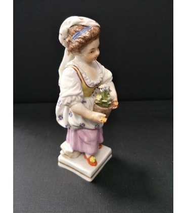Статуэтка "Девушка с горшком цветов"