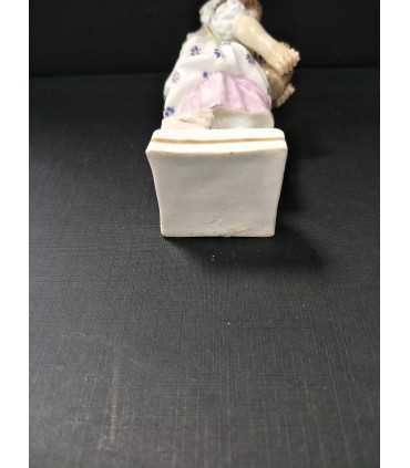 Статуэтка "Девушка с горшком цветов"