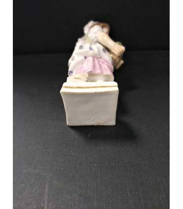 Статуэтка "Девушка с горшком цветов"