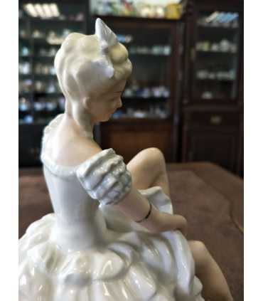 Балерина, шнурующая балетку