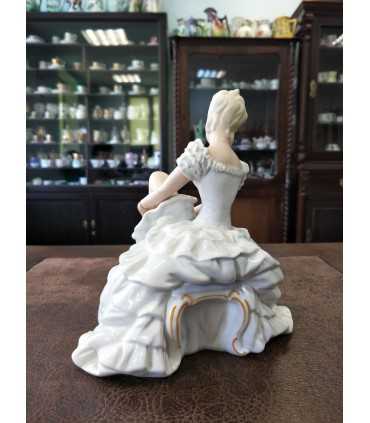 Балерина, шнурующая балетку