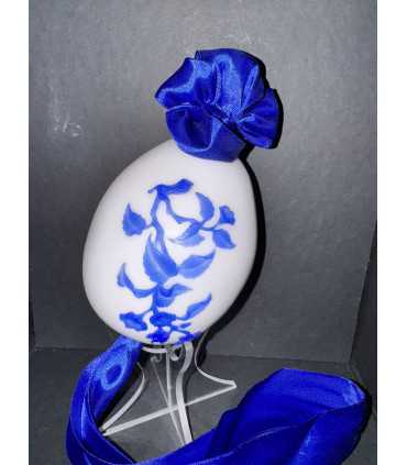 Яйцо пасхальное с украшением в виде вьюнка