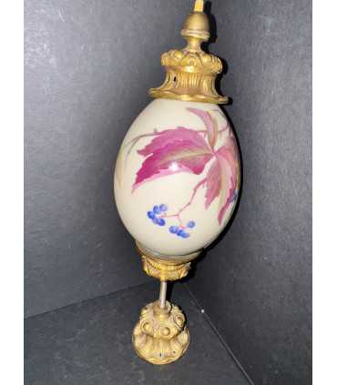 Яйцо пасхальное с цветочной росписью на подставке