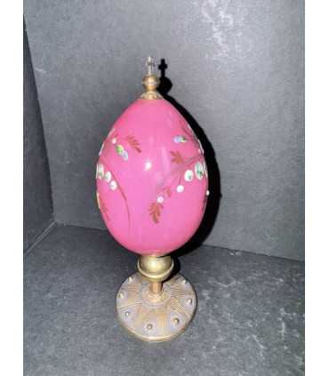 Яйцо пасхальное с цветочной росписью на ножке