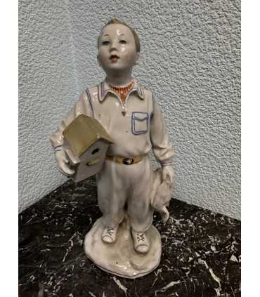 Статуэтка "Мальчик со скворечником"