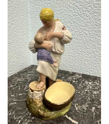 Статуэтка "Кормящая мать"