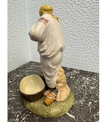 Статуэтка "Кормящая мать"