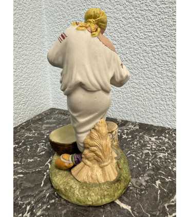 Статуэтка "Кормящая мать"