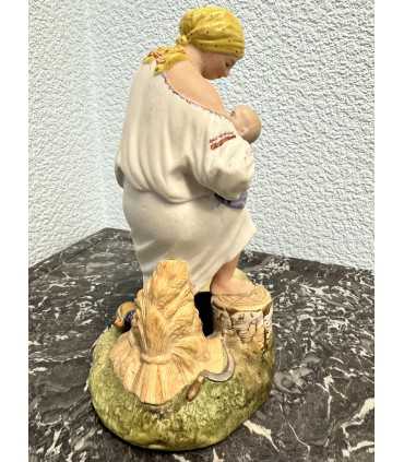 Статуэтка "Кормящая мать"