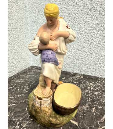 Статуэтка "Кормящая мать"