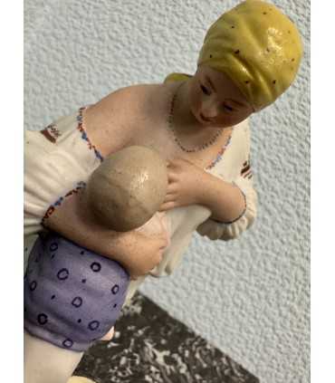 Статуэтка "Кормящая мать"